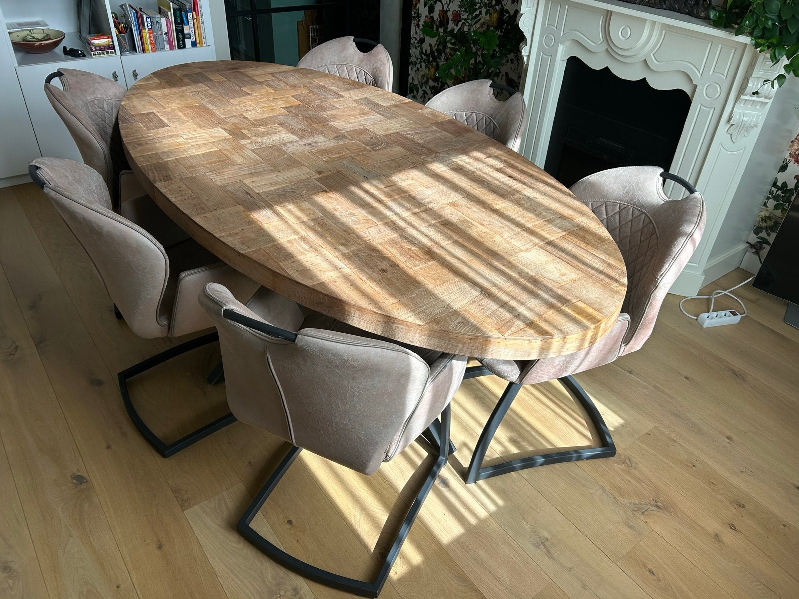 Ovale eettafel met 6 stoelen - Mangohout en metaal, Huis en Inrichting, Ophalen, 100 tot 150 cm, 200 cm of meer, Zo goed als nieuw