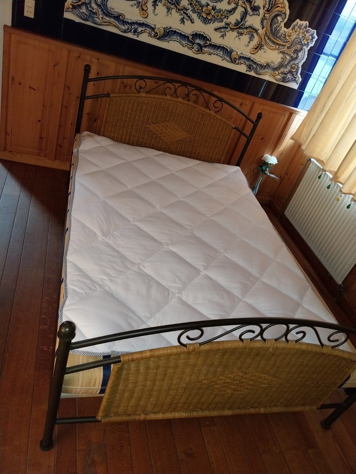Metalen bed met rieten hoofdeinde en houten kaptafel, Ophalen, Gebruikt, Tweepersoons, Metaal