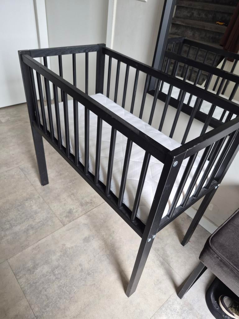 Zwart houten wiegje met matras, Ophalen of Verzenden, Gebruikt, Wieg