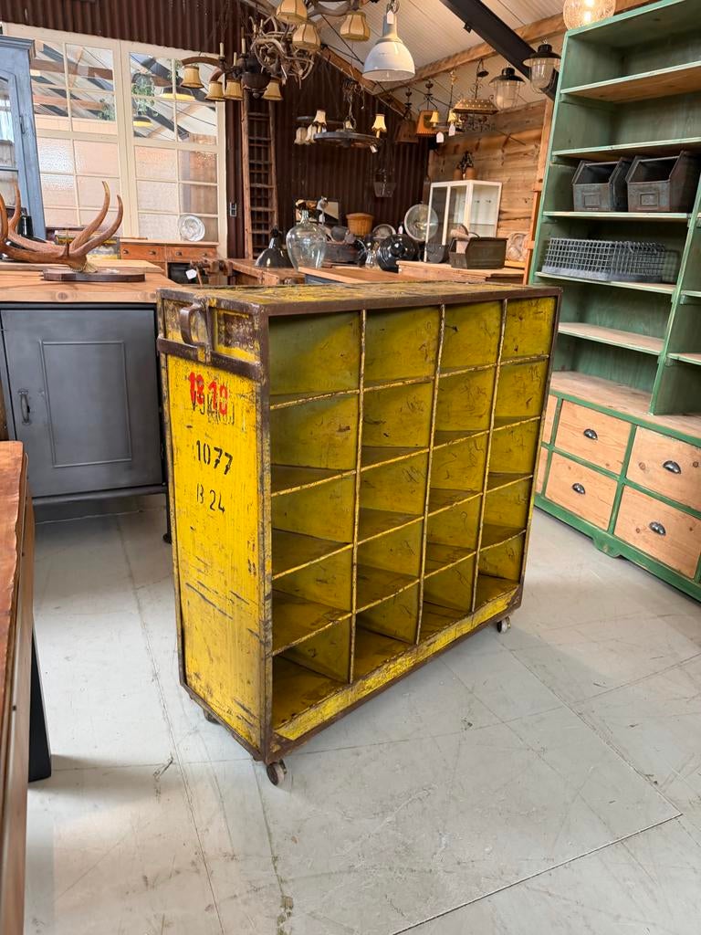 Vintage schoenenkast | Vakkenkast op wielen | Metalen kast, Antiek en Kunst, Ophalen