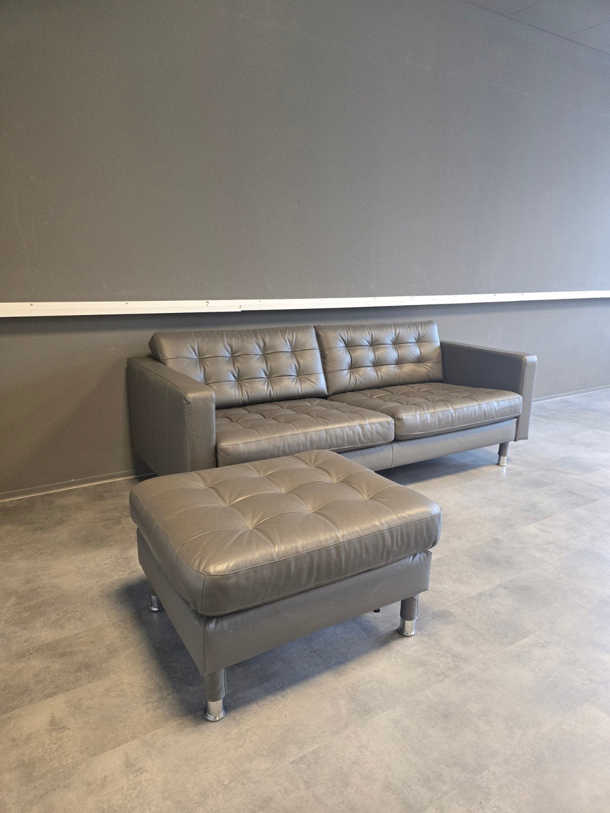 Leren 3-zits bank met bijpassende poef – grijs – vintage/ind, Ophalen, Gebruikt, 150 tot 200 cm, Tweepersoons