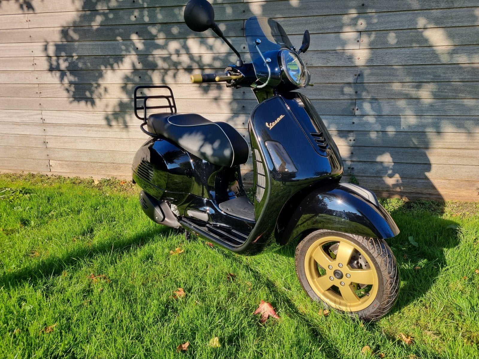 Vespa Motorscooter 300 GTS - Zwart met gouden velgen, Particulier