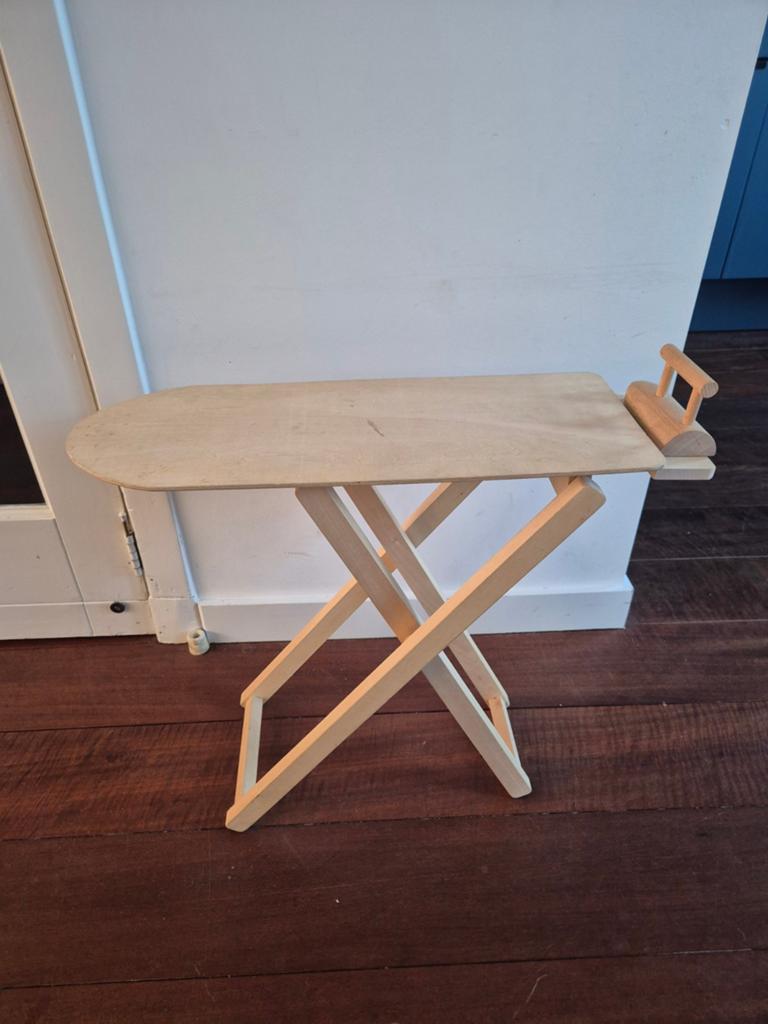 Houten strijkplank met strijkijzertje, Ophalen