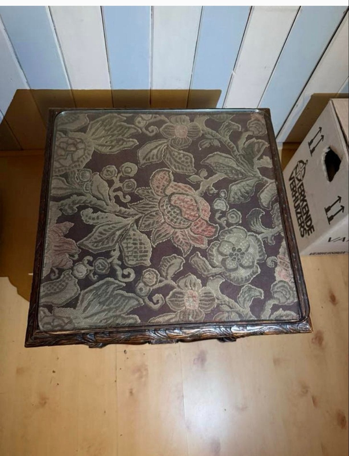 Antieke Franse bijzettafel met glasplaat en houtsnijwerk, Antiek en Kunst, Antiek | Meubels | Tafels, Ophalen