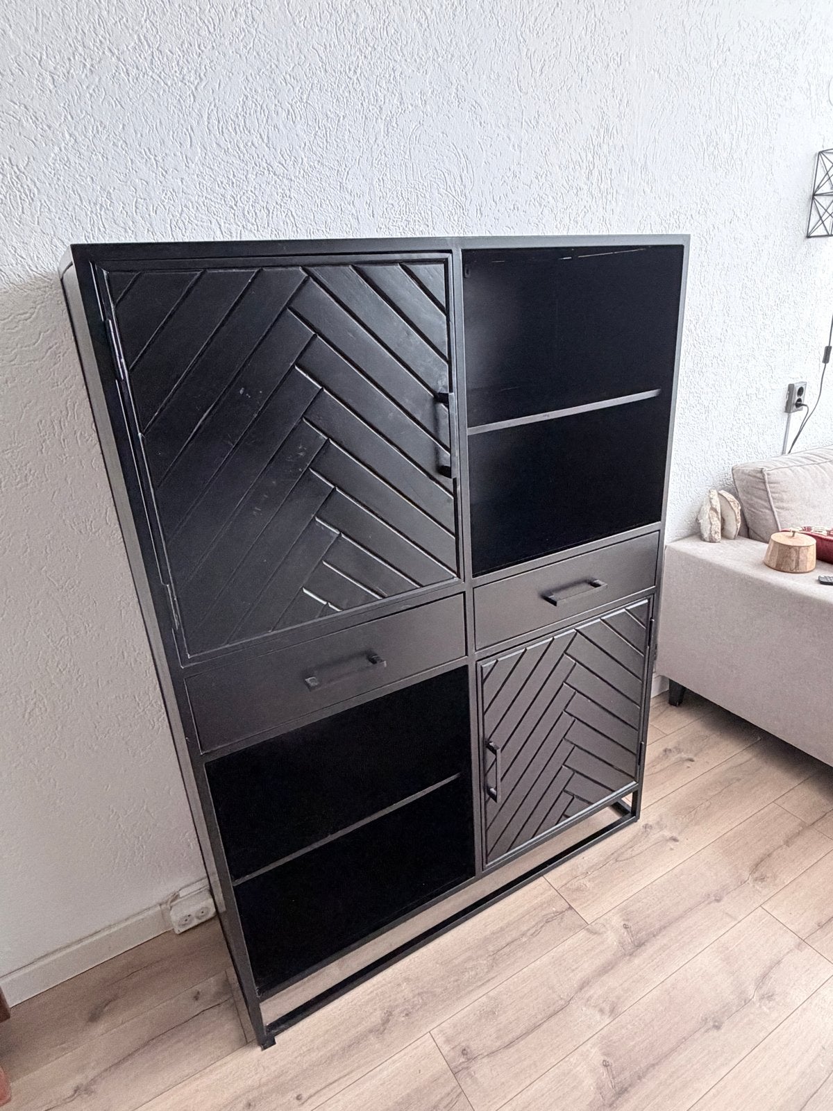 Zwarte kast met visgraatmotief, 155 cm hoog, 114 cm breed, Ophalen, Gebruikt, 100 tot 150 cm, Metaal