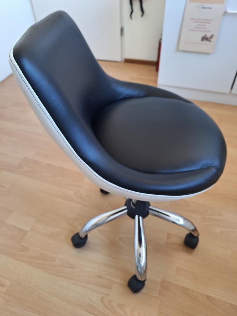 Verstelbare Werkstoel voor Pedicure Praktijk - Zwart/Wit, Ophalen, Gebruikt, Zwart, Bureaukruk