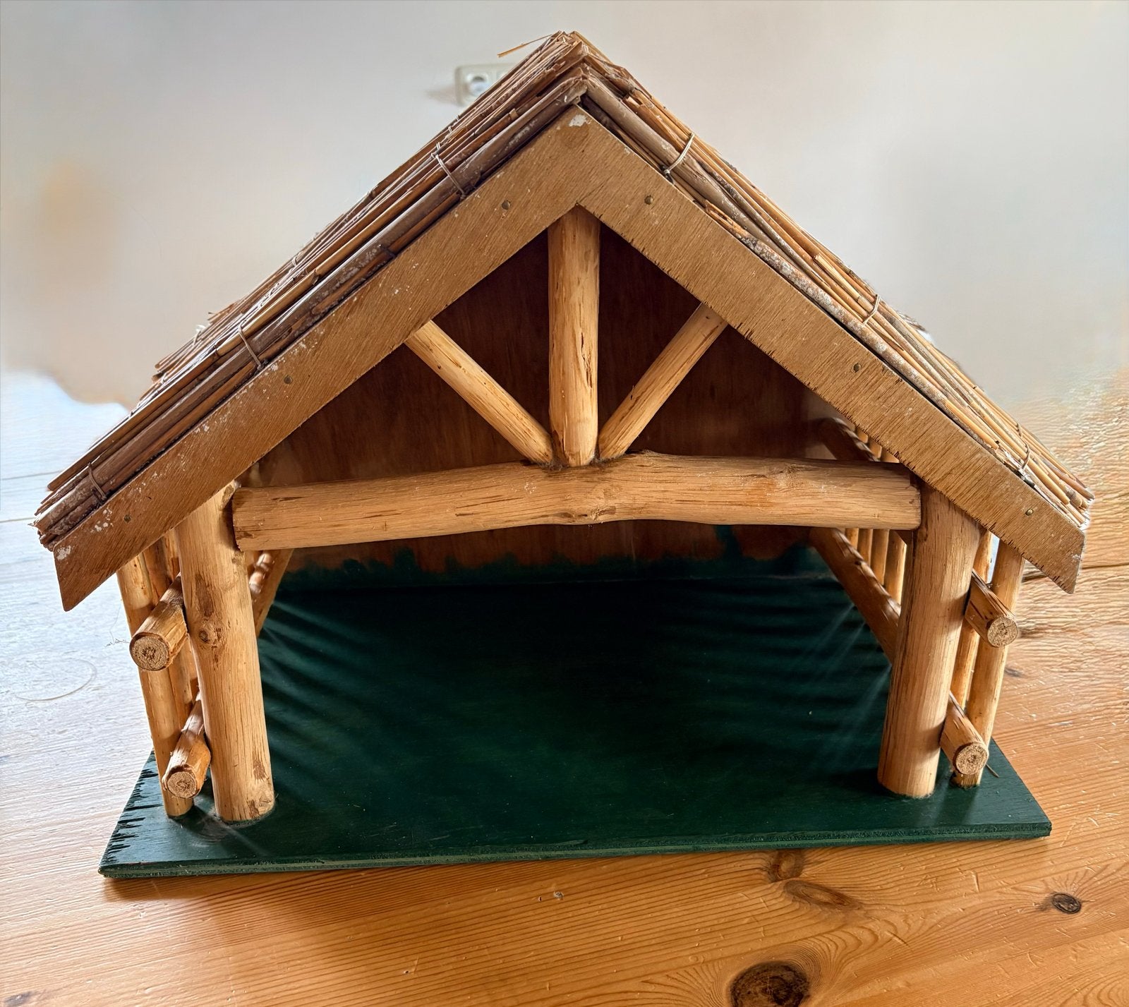 Kerststal 49,5x29,5 cm en 37 cm hoog, Ophalen, Gebruikt