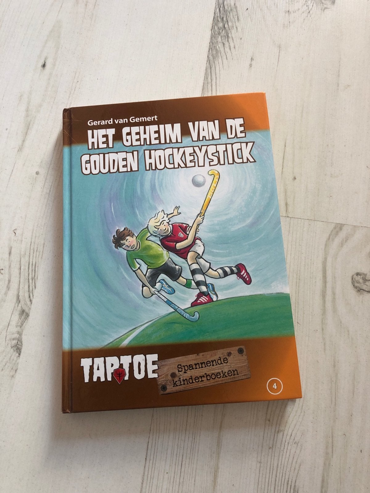 Het Geheim van de Gouden Hockeystick - Gerard van Gemert, Ophalen of Verzenden, Zo goed als nieuw, Fictie algemeen