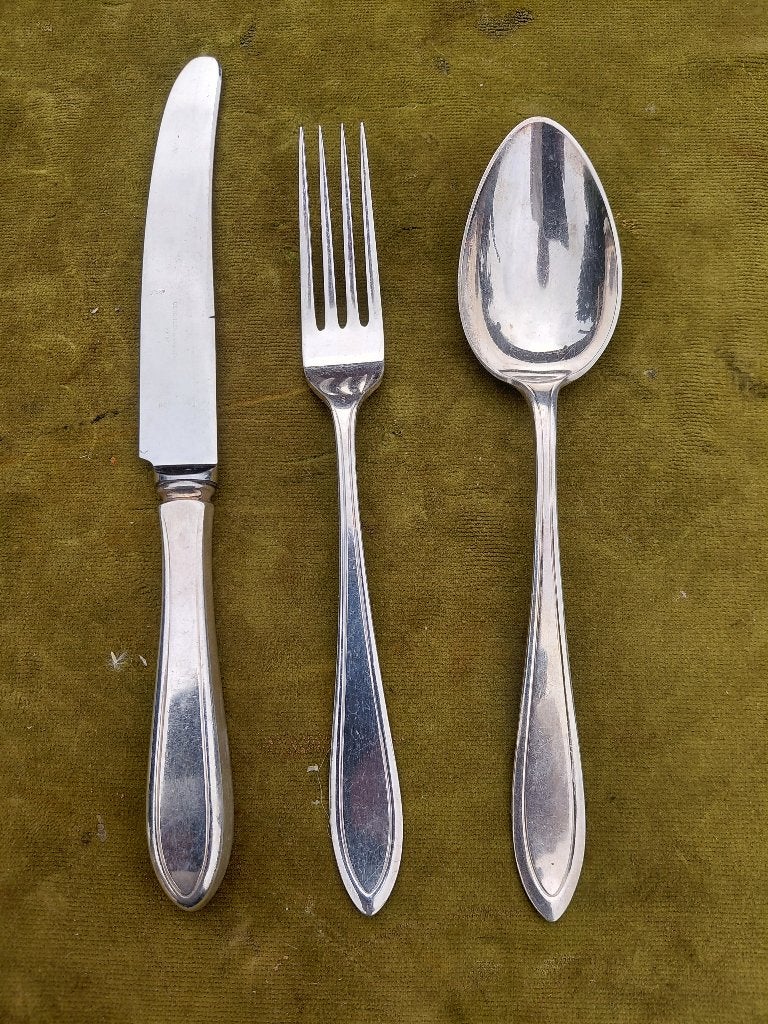 Verzilverd couvert, mes, lepel, vork met monogram., Antiek en Kunst, Verzenden