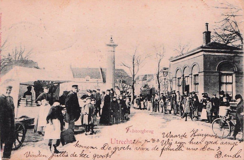 Utrecht - Folsteegbrug met heel veel mensen (gel. 1902), Ophalen of Verzenden, Voor 1920, Gelopen, Utrecht