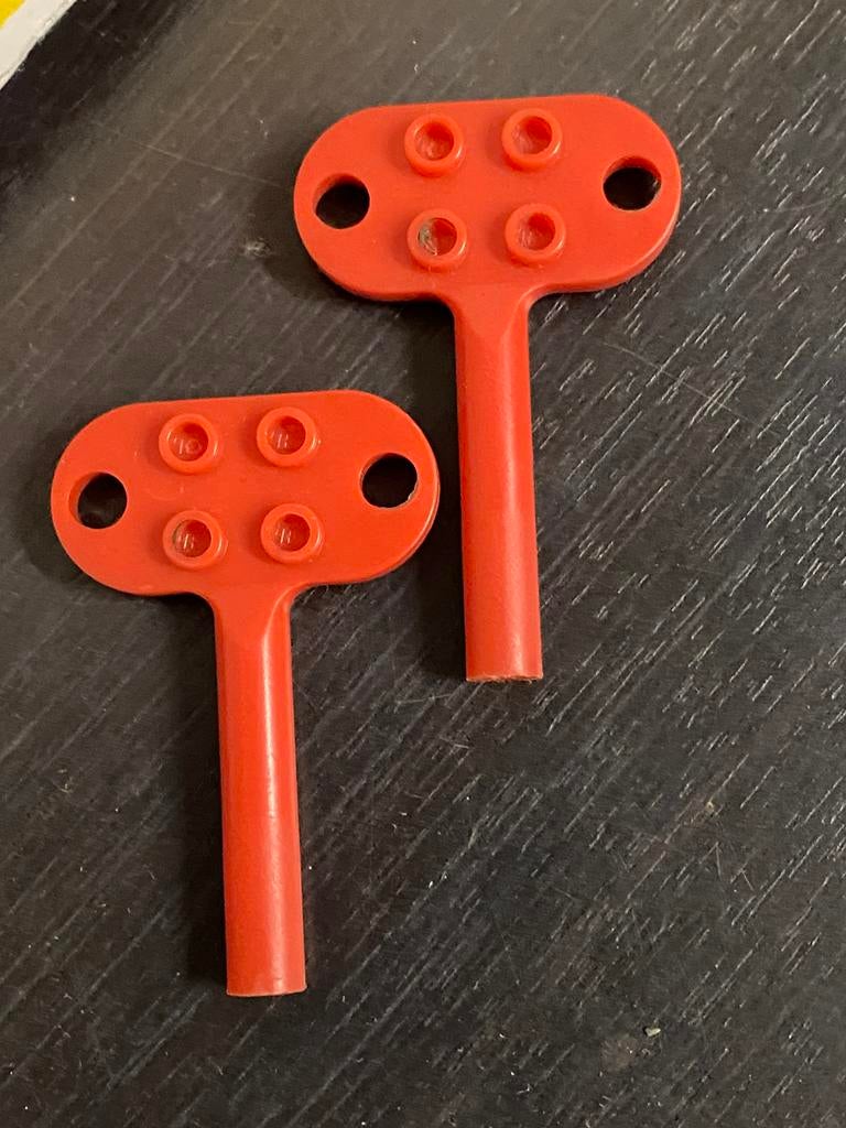 Vintage LEGO 80 s 2xRode WINDUP 1205  TURN key sleutel motor, Ophalen of Verzenden, Zo goed als nieuw