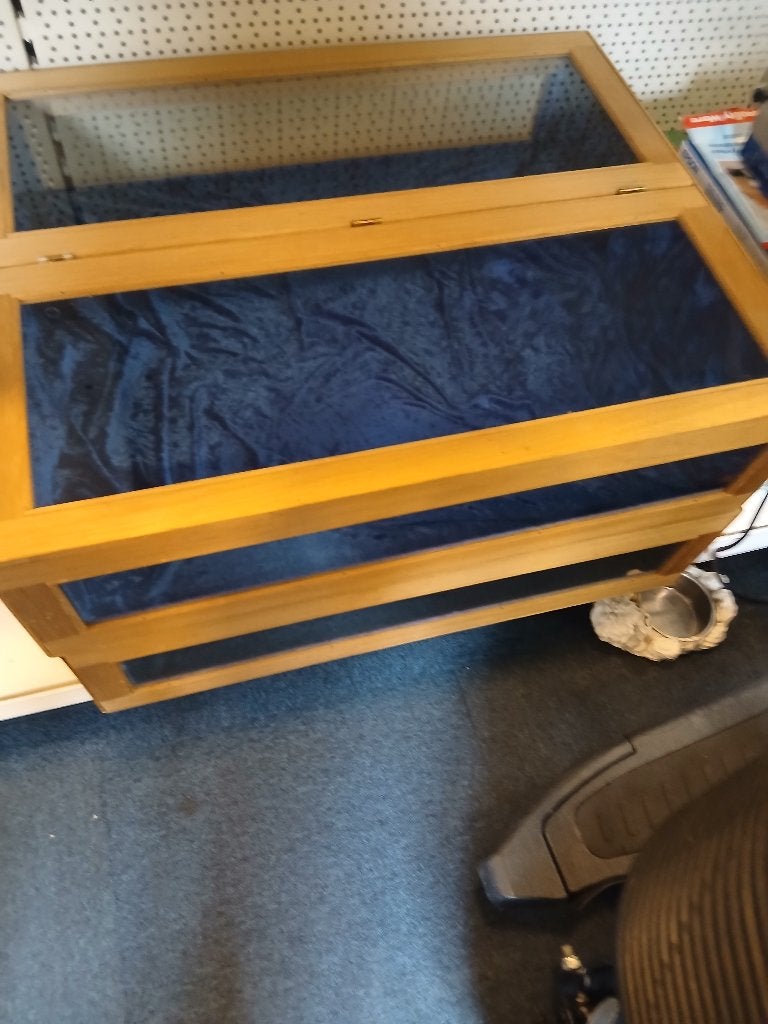 Houten vitrinekastje met glazen deksel en blauwe bekleding, Huis en Inrichting, Vintage, Brocante, Marktpresentatie, Gebruikt