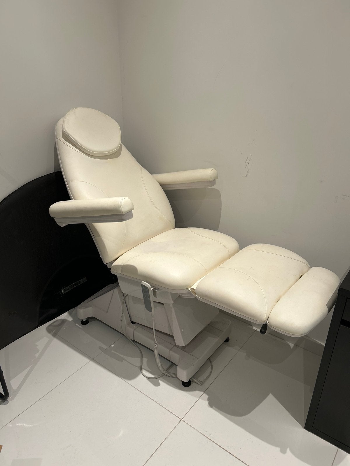 Comfortabele behandelstoel/massagetafel, elektrisch verstelb, Ophalen, Kunststof, Gebruikt, Wit