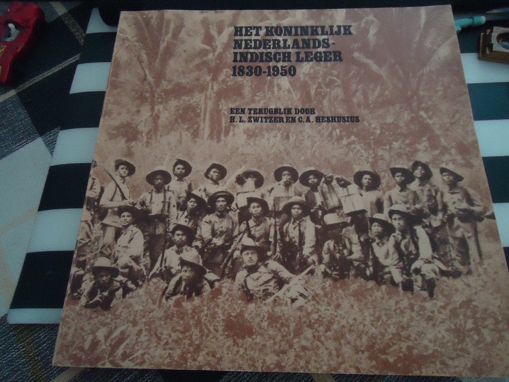 Diverse excl. items van het KNIL oa grote foto's en lectuur, Verzamelen, Verzenden, Landmacht, Azië, Boek of Tijdschrift