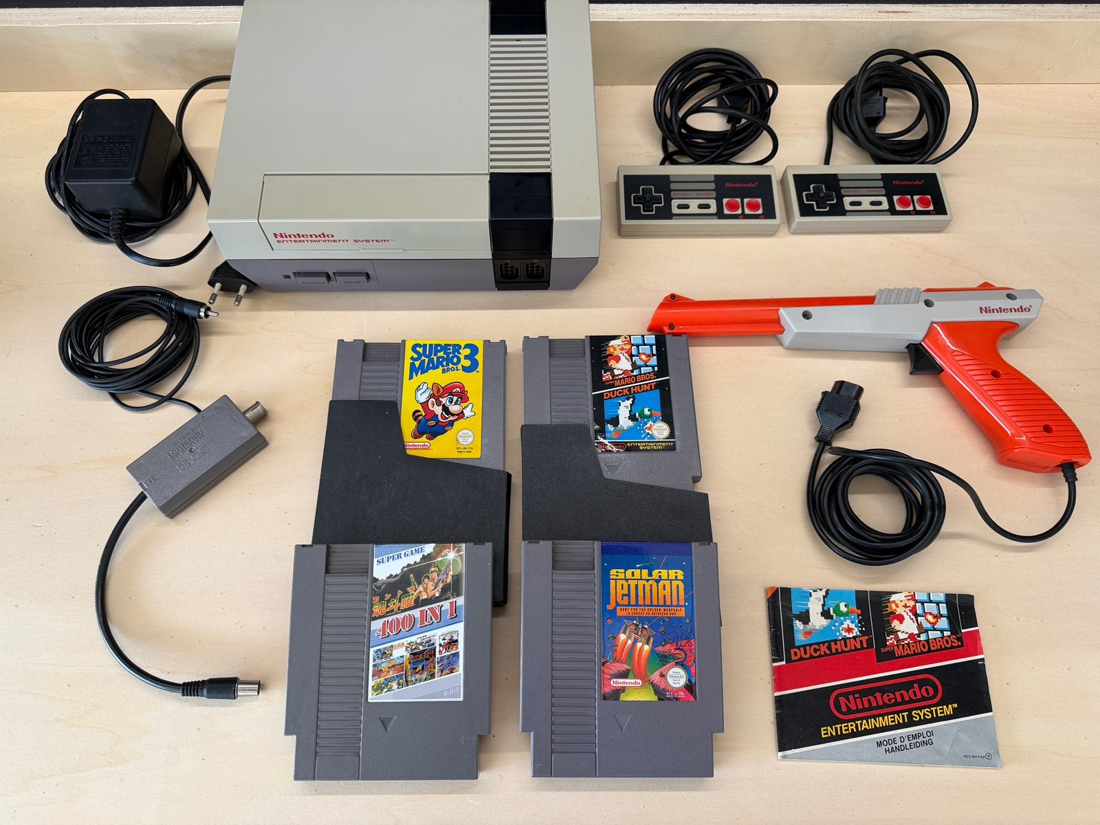 Nintendo NES 8-bit – 2 controllers, Zapper + 4 spellen, Ophalen of Verzenden, Gebruikt