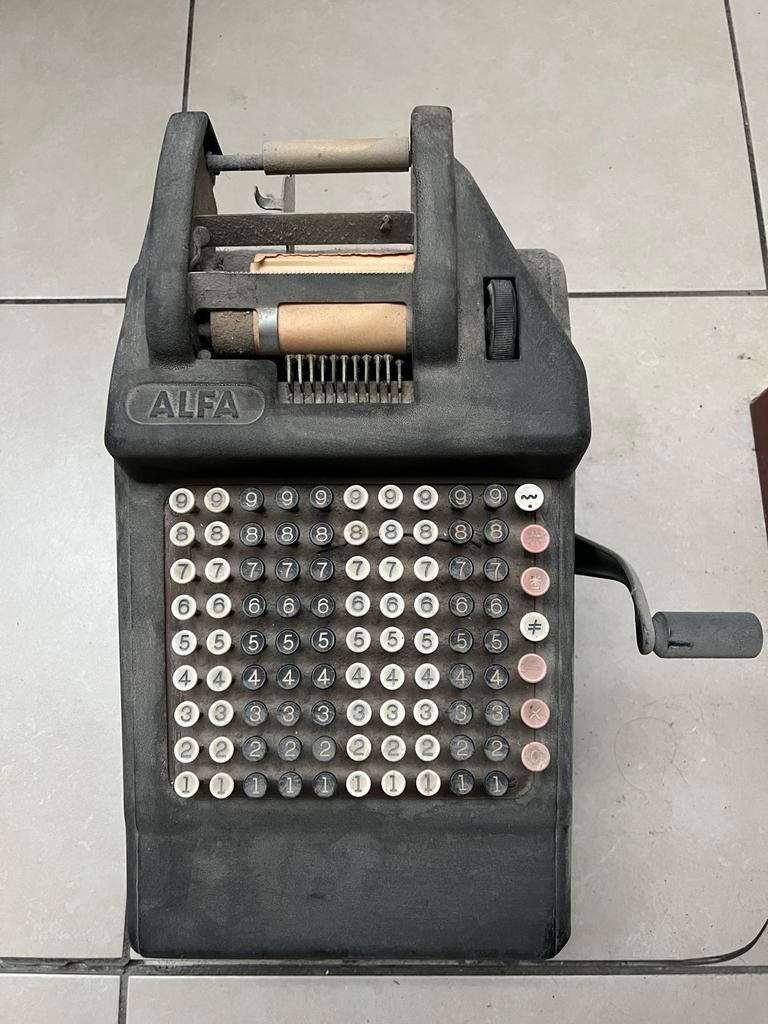 Vintage ALFA mechanische rekenmachine – industrieel design, Ophalen, Gebruikt
