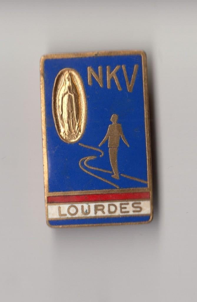 NKV Lourdes Bedevaart emaille broche, Gebruikt, Niet vindbaar, Niet vindbaar, Speldje of Pin