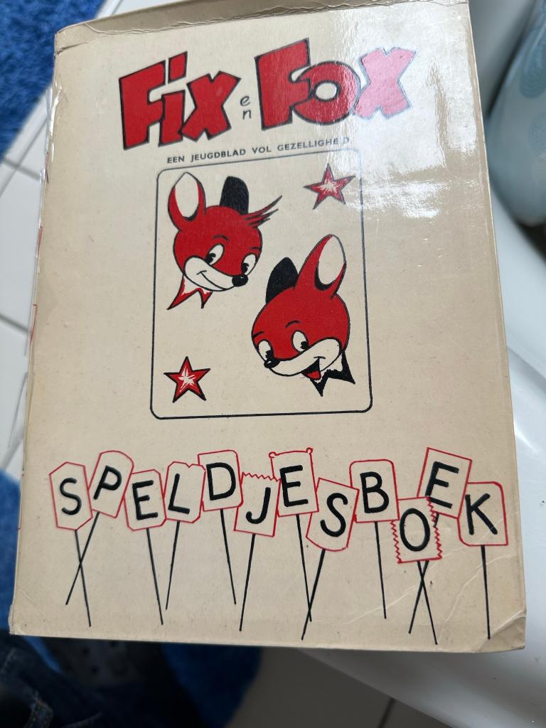 Fix en fox oud speldjesboek jaren 60 ook zeldzame speldjes, Verzamelen, Ophalen, Gebruikt, Overige onderwerpen, Speldje of Pin