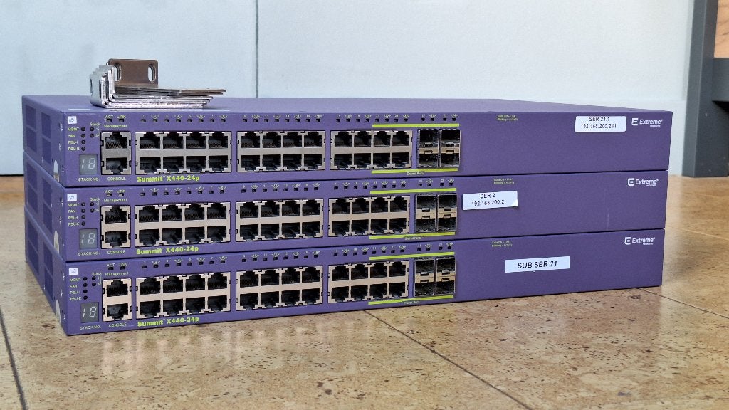 3x 24-Poorts PoE+ Gigabit Switch van Extreme Networks, Ophalen of Verzenden, Gebruikt