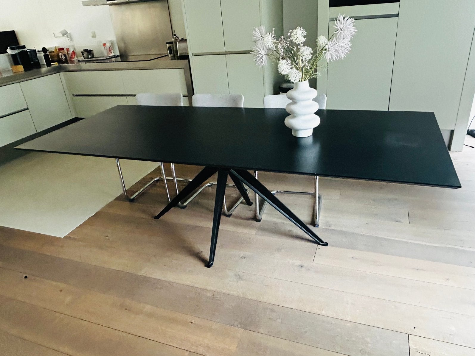 KAS20: Mooie strakke zwarte houten tafel, Ophalen, Zo goed als nieuw, Rechthoekig, 200 cm of meer
