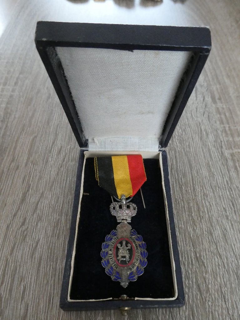 Belgische medaille 2e klasse in cassette., Verzamelen, Ophalen of Verzenden, Overige soorten, Overige gebieden, Lintje, Medaille of Wings