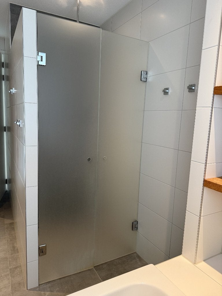 Twee gematteerde douchedeuren (48cm breed per stuk), Ophalen, Zo goed als nieuw, Glas, Douche
