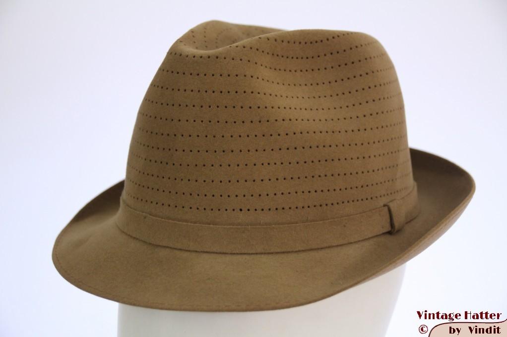 Vintage Gleufhoed Wegener beige geperforeerd vilt 56, Wegener, Hoed, Ophalen of Verzenden, 57 cm (M, 7⅛ inch) of minder