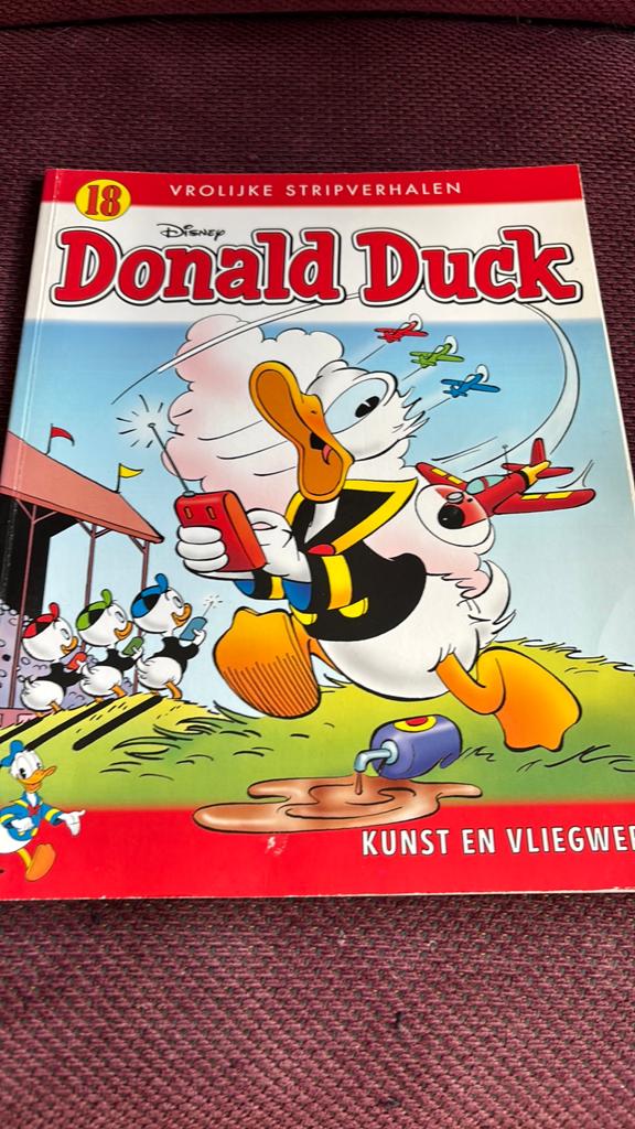 Donald Duck Vrolijke Stripverhalen 18: Kunst en Vliegwerk, Eén stripboek, Ophalen of Verzenden, Zo goed als nieuw