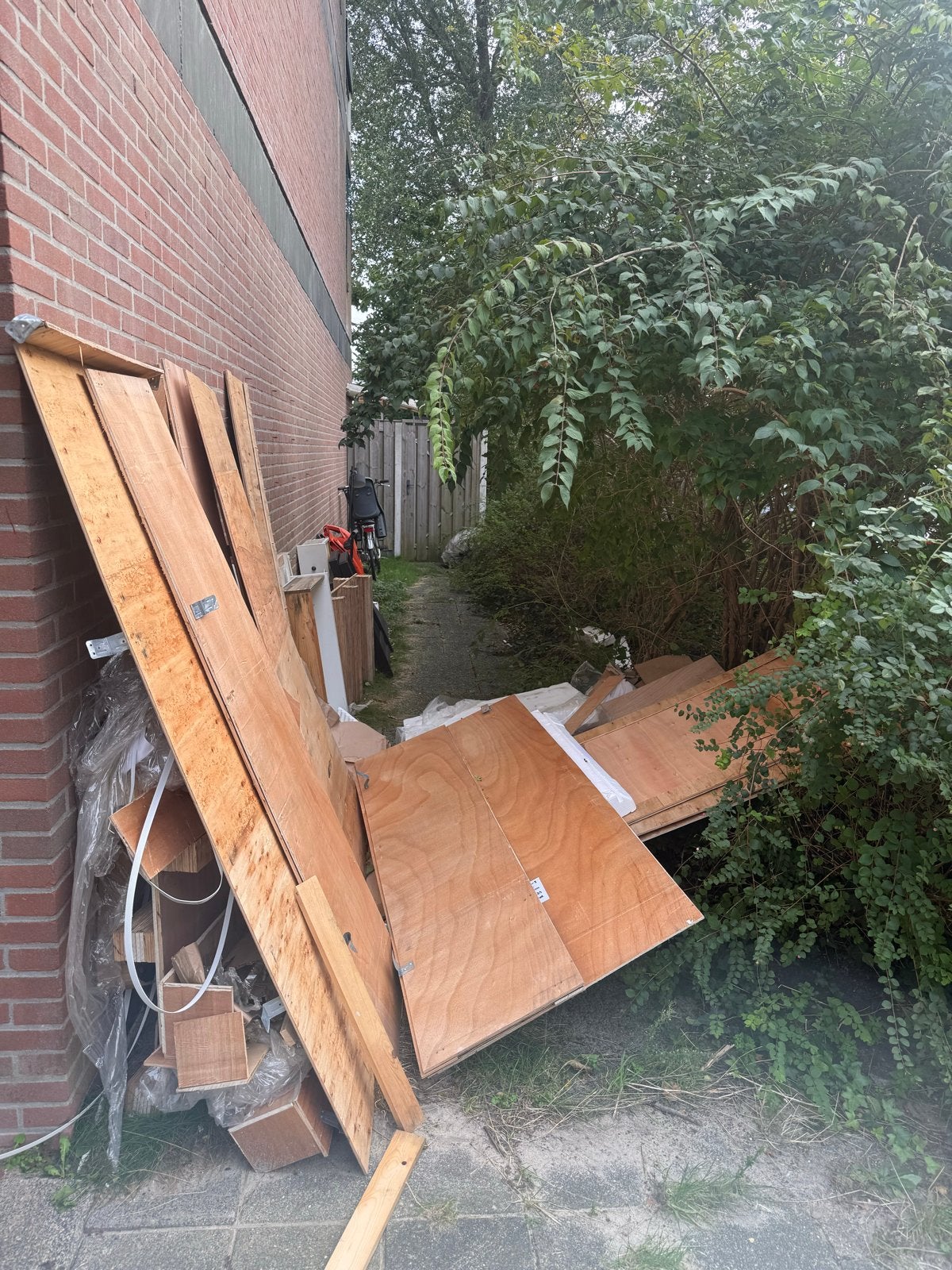 Gezocht: iemand met een grote bus voor grofvuil afhalen