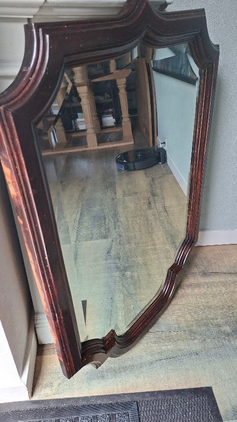 Antieke spiegel met sierlijke houten lijst H 93 cm - B 65 cm, Antiek en Kunst, Ophalen, Rechthoekig, 50 tot 100 cm, Minder dan 100 cm