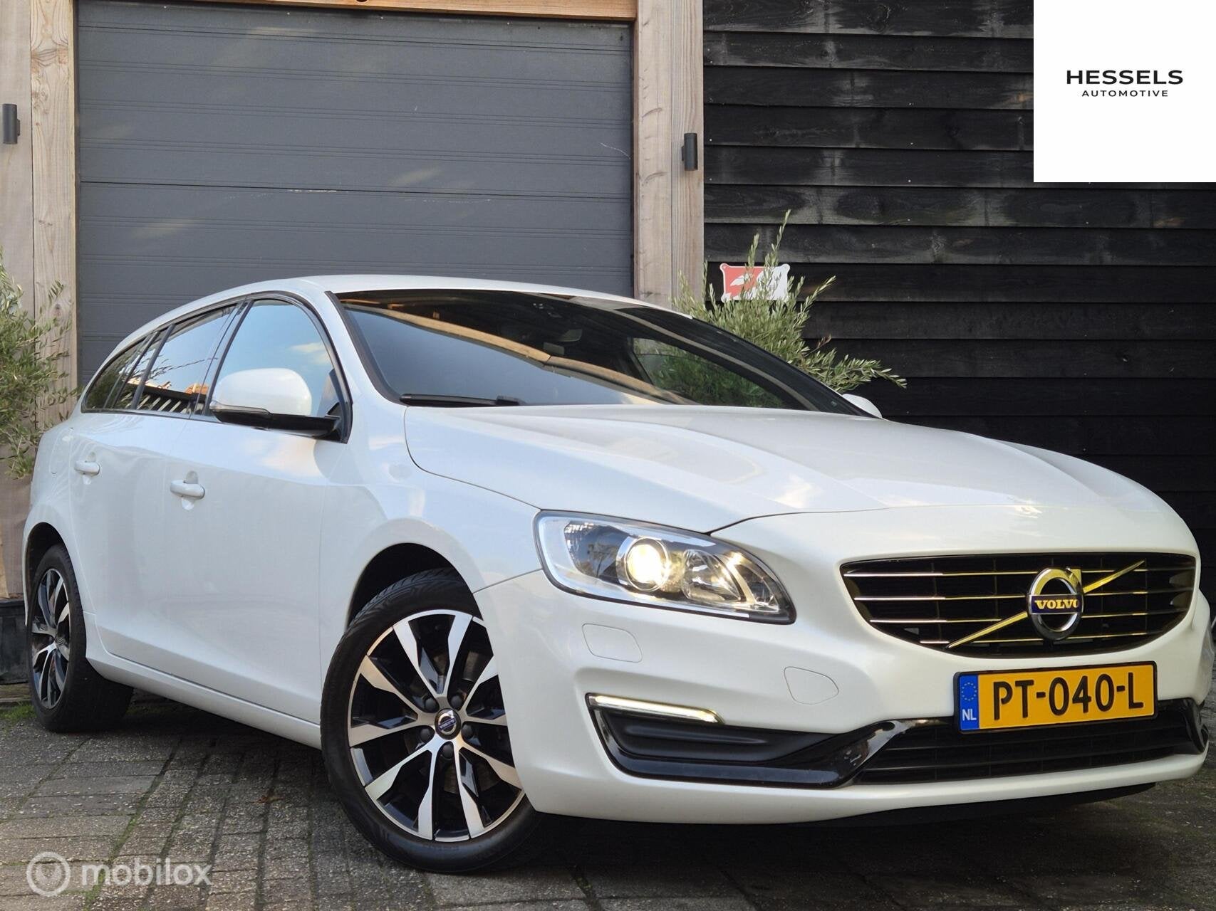 Volvo V60 2.0 T3 Polar+ Dynamic NAP Leer Trekhaak, Auto's, Dealer onderhouden, Gebruikt, Euro 6, 4 cilinders