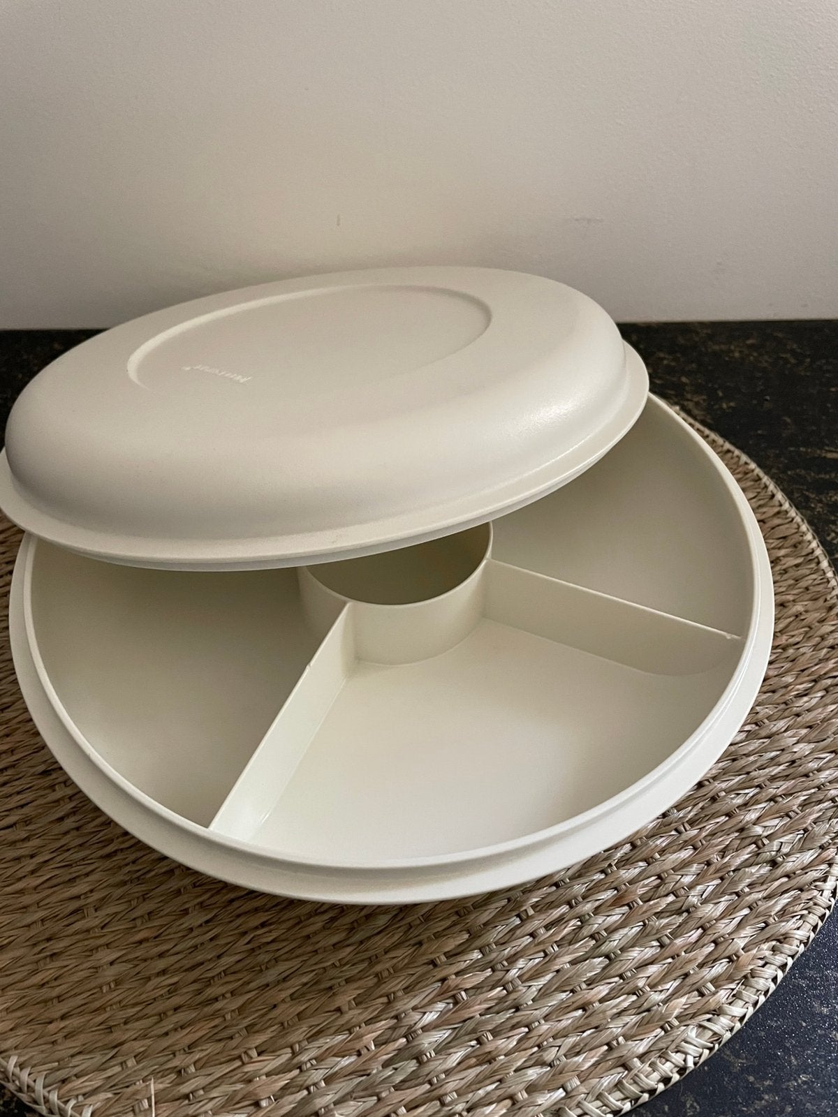 Tupperware serveerschaal met vakken en deksel, Ophalen of Verzenden, Zo goed als nieuw, Schaal