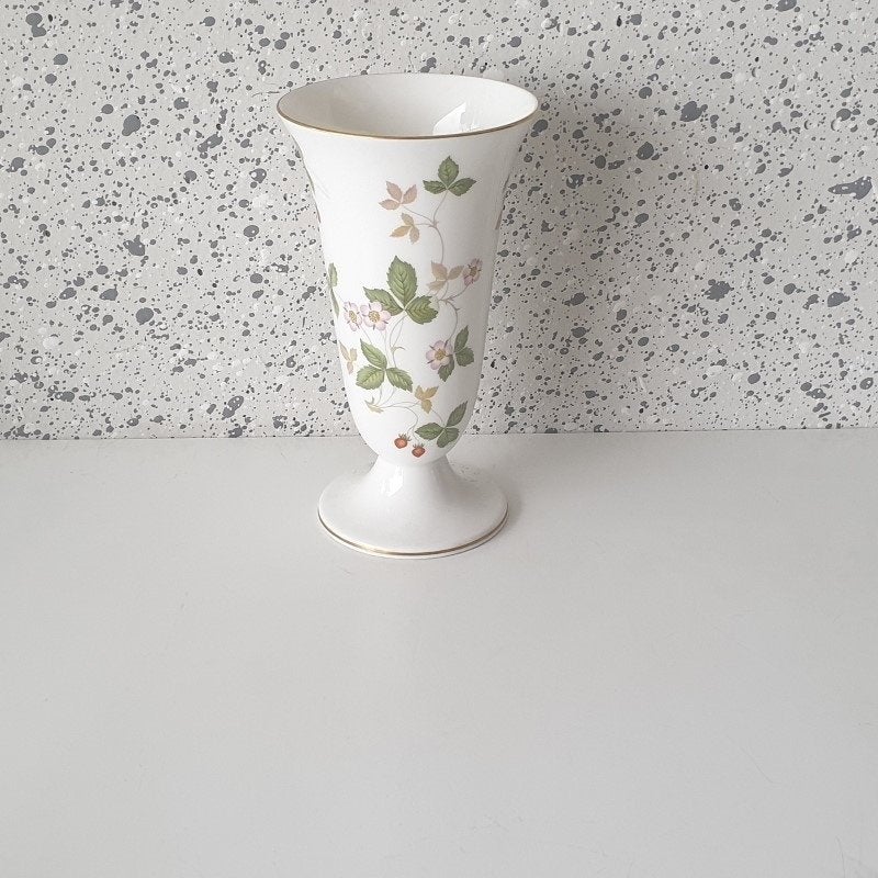 Wedgwood Wild Strawberry vaas, Antiek en Kunst, Antiek | Servies los, Ophalen of Verzenden