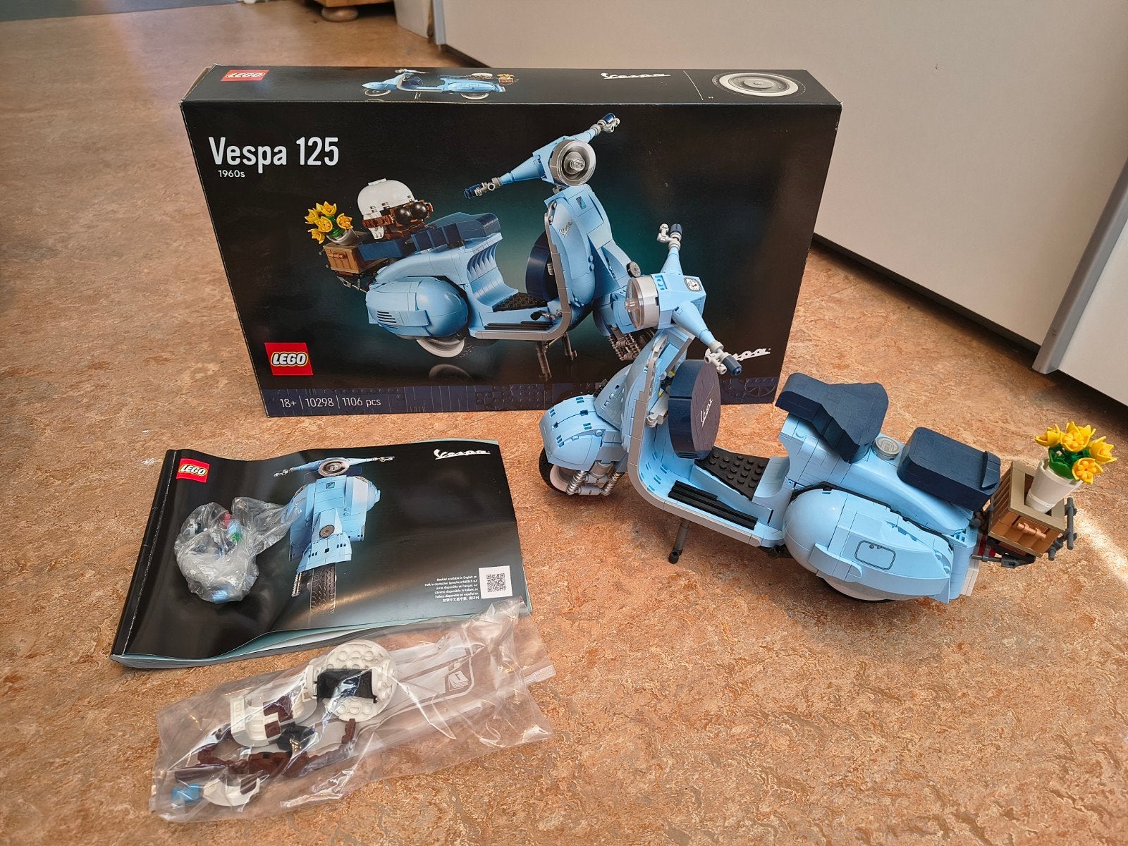 LEGO 10298 - Vespa 125 (Pastelblauw), Ophalen of Verzenden, Zo goed als nieuw