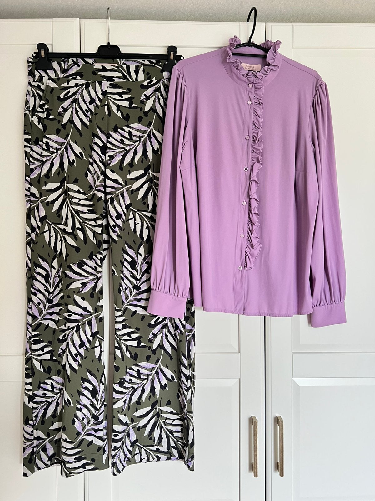 Studio anneloes set leaf broek M & ruffle blouse lila/army, Maat 38/40 (M), Ophalen of Verzenden, Zo goed als nieuw, X