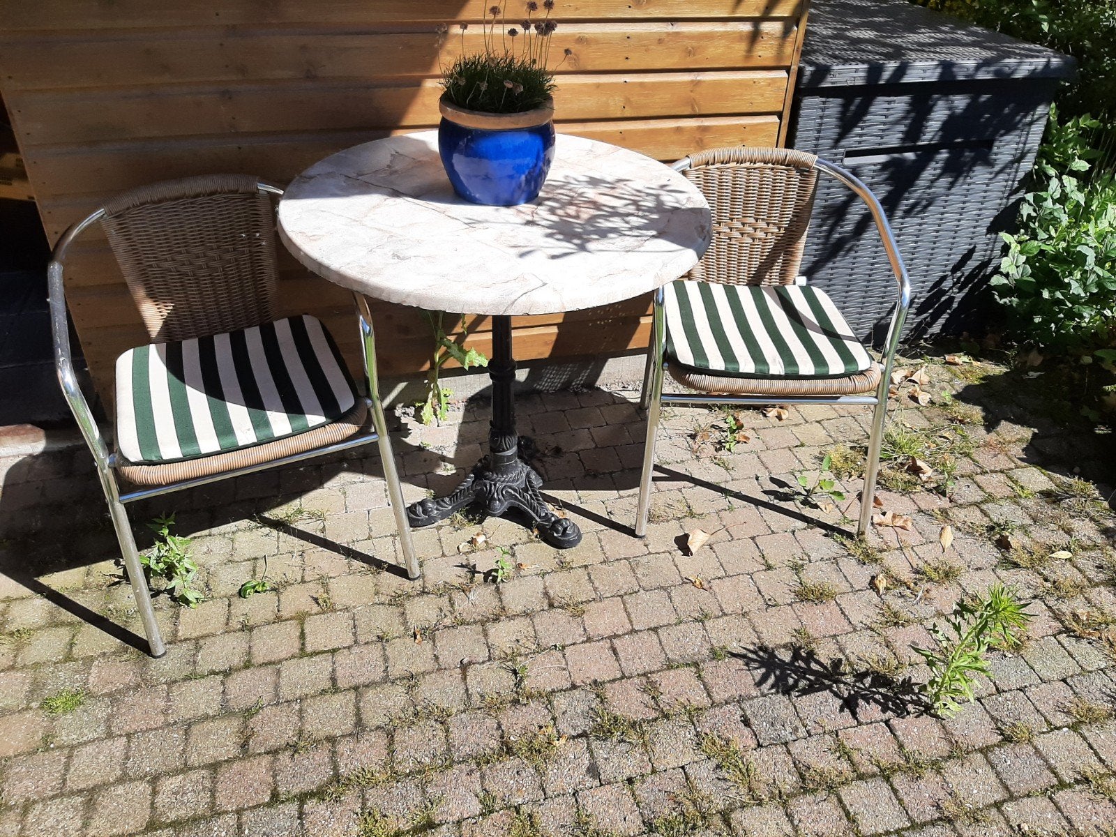 Bistroset met tafel en twee stoelen inclusief kussen., Tuin en Terras, Gebruikt, Wicker, Tuinset, Eettafel