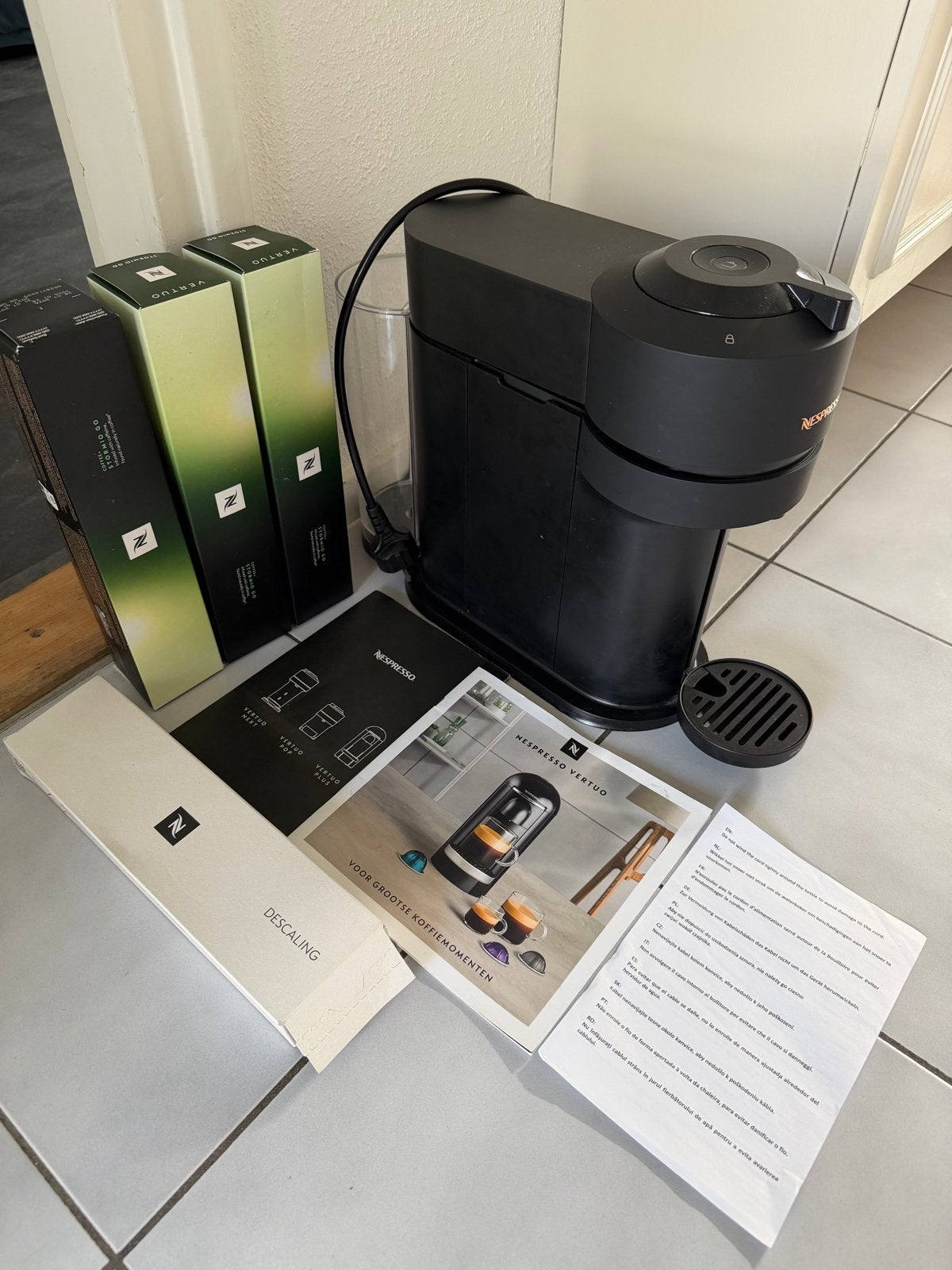 Nespresso Vertuo Next koffiemachine + cups en ontkalker, Ophalen, Koffiepads en cups, Gebruikt, Koffiemachine