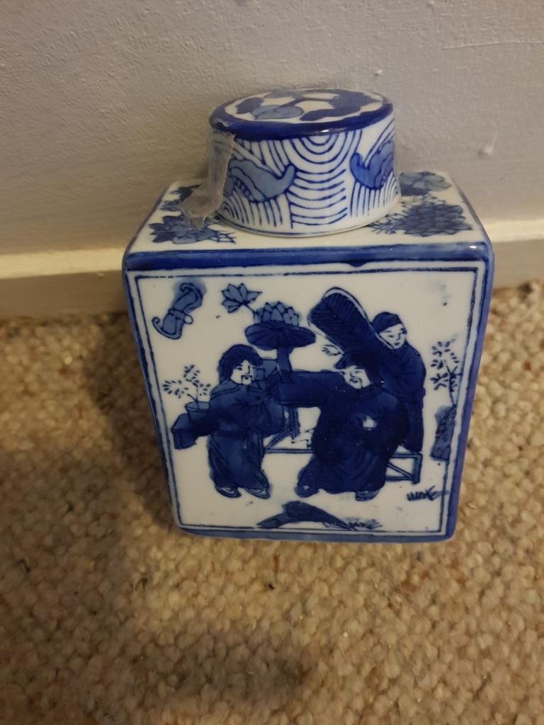 Busje van keramiek (Japans of Chinees) waar men iets in kan, Ophalen