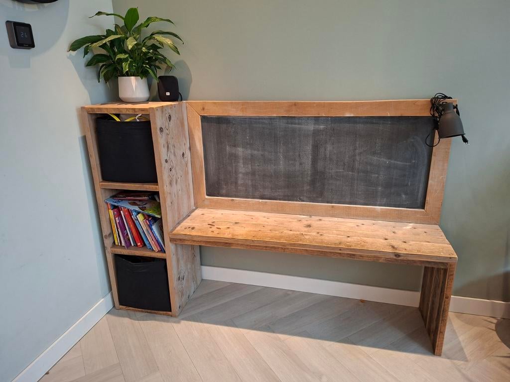 Steigerhouten kinderbureau met krijtbord en opbergruimte, Ophalen of Verzenden, Gebruikt