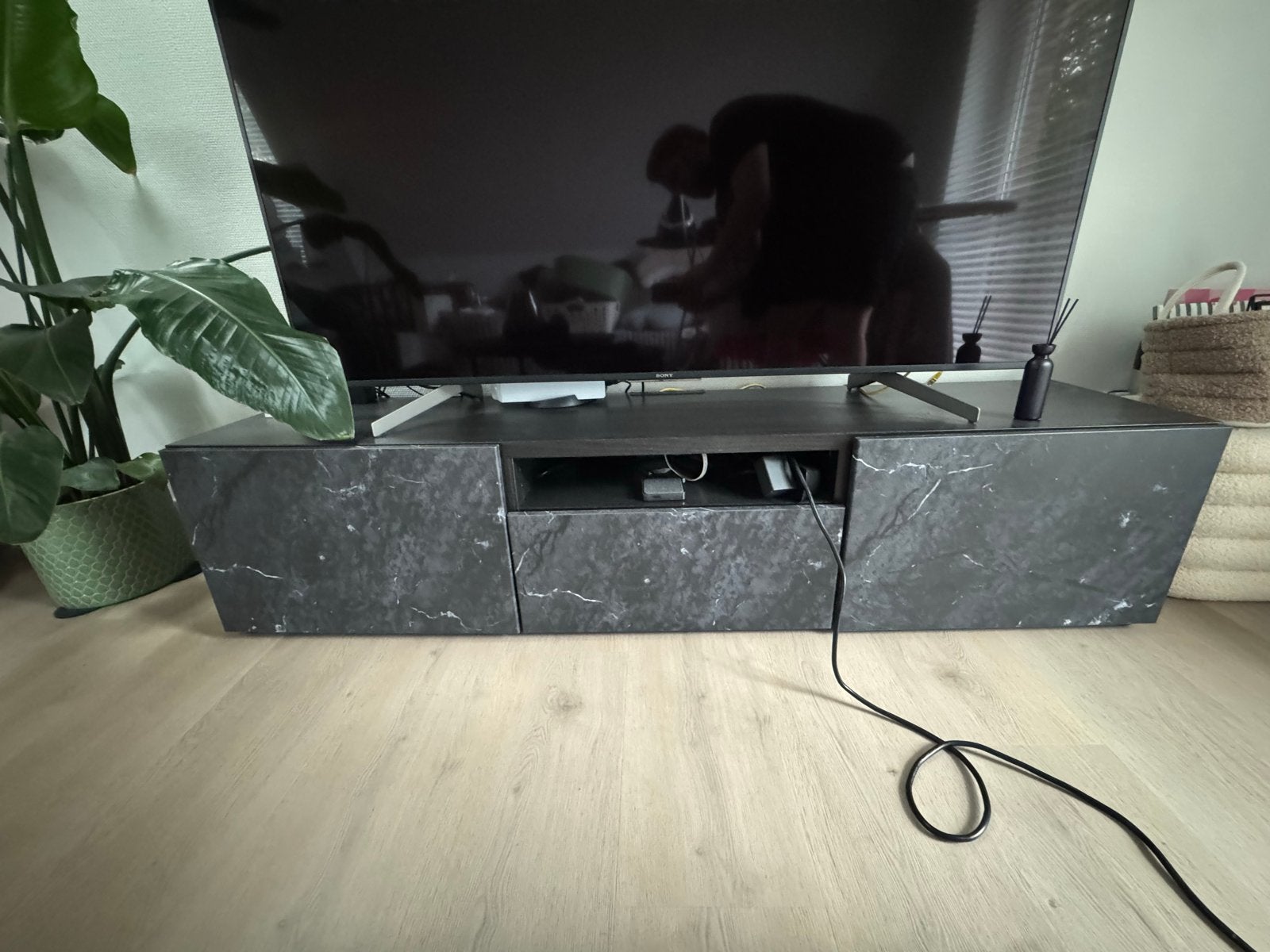 IKEA TV meubel, zwart marmerlook, Huis en Inrichting, Ophalen, Overige materialen, 150 tot 200 cm, Zo goed als nieuw