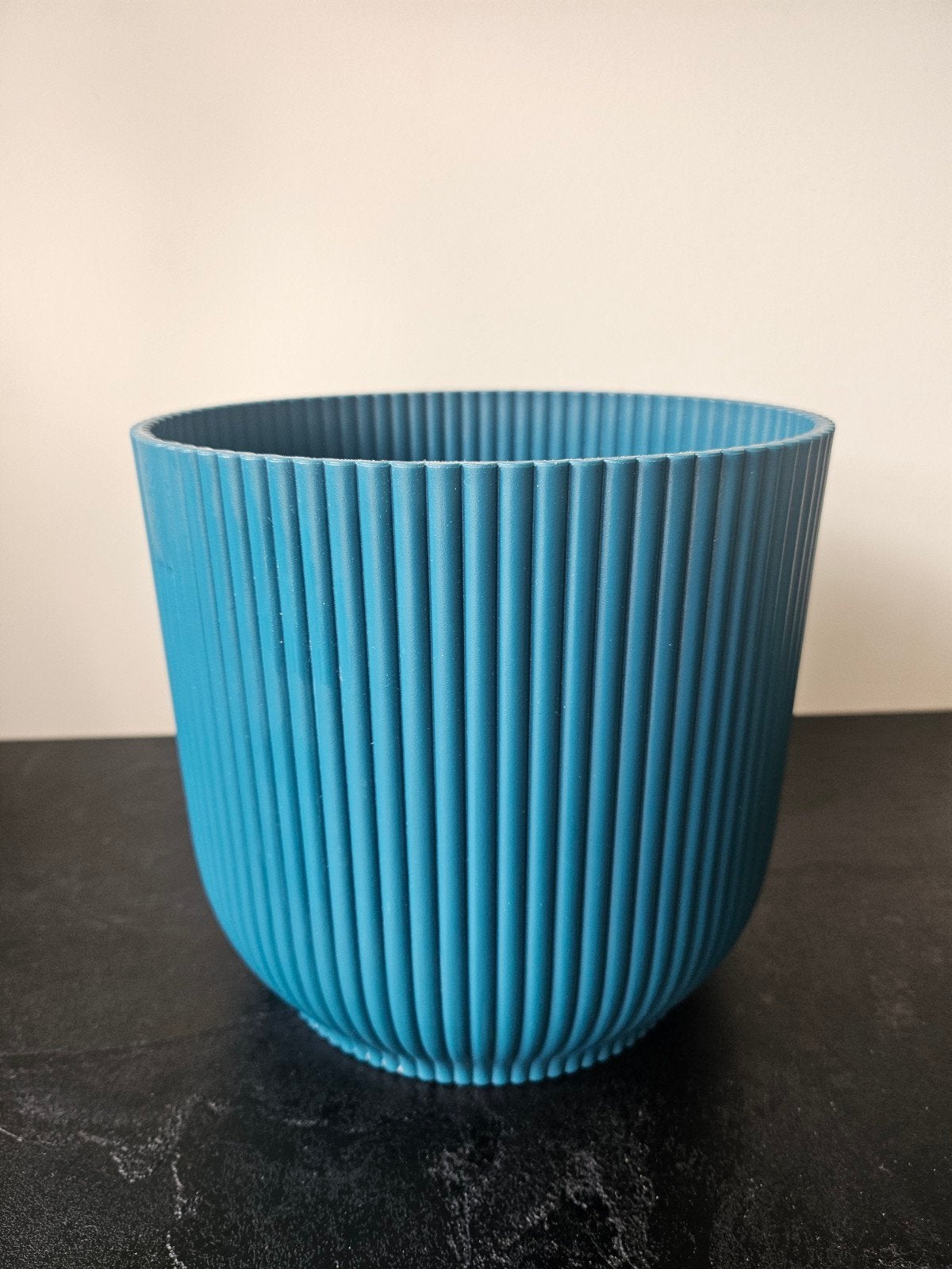 Mooie turquoise bloempot met ribbelstructuur, Ophalen, Kunststof, Rond, Zo goed als nieuw