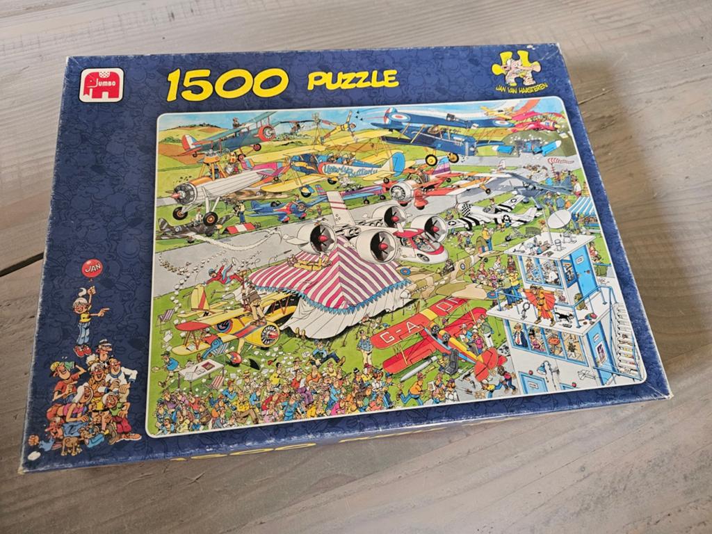 Puzzel Jan van Haasteren | vliegshow | 1500 stukjes, Ophalen of Verzenden, 500 t/m 1500 stukjes, Zo goed als nieuw