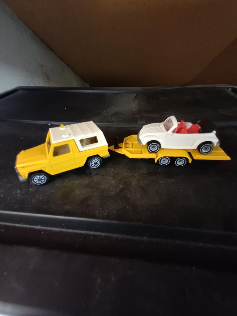 SIKU Mercedes met aanhanger en VW Kever Cabrio, Ophalen of Verzenden, Gebruikt, Auto