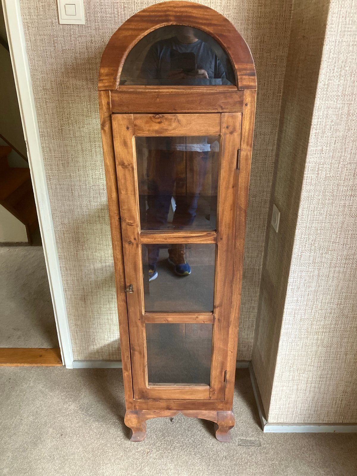 Houten vitrinekast met glazen deur en planken, Antiek en Kunst, Ophalen