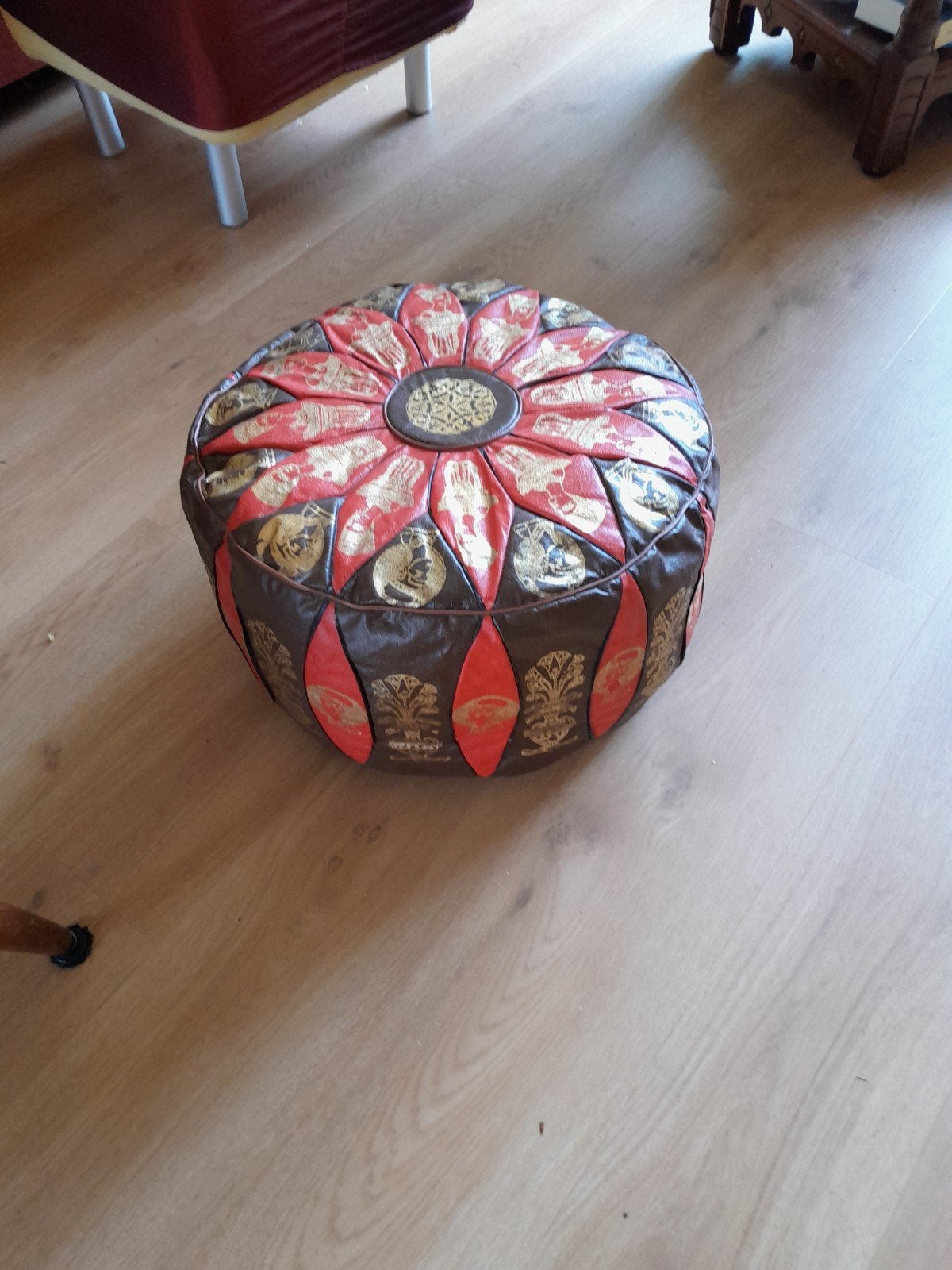 Poef met Egyptische figuren, kunstleer, Ophalen of Verzenden, Rond, Minder dan 50 cm, Minder dan 50 cm