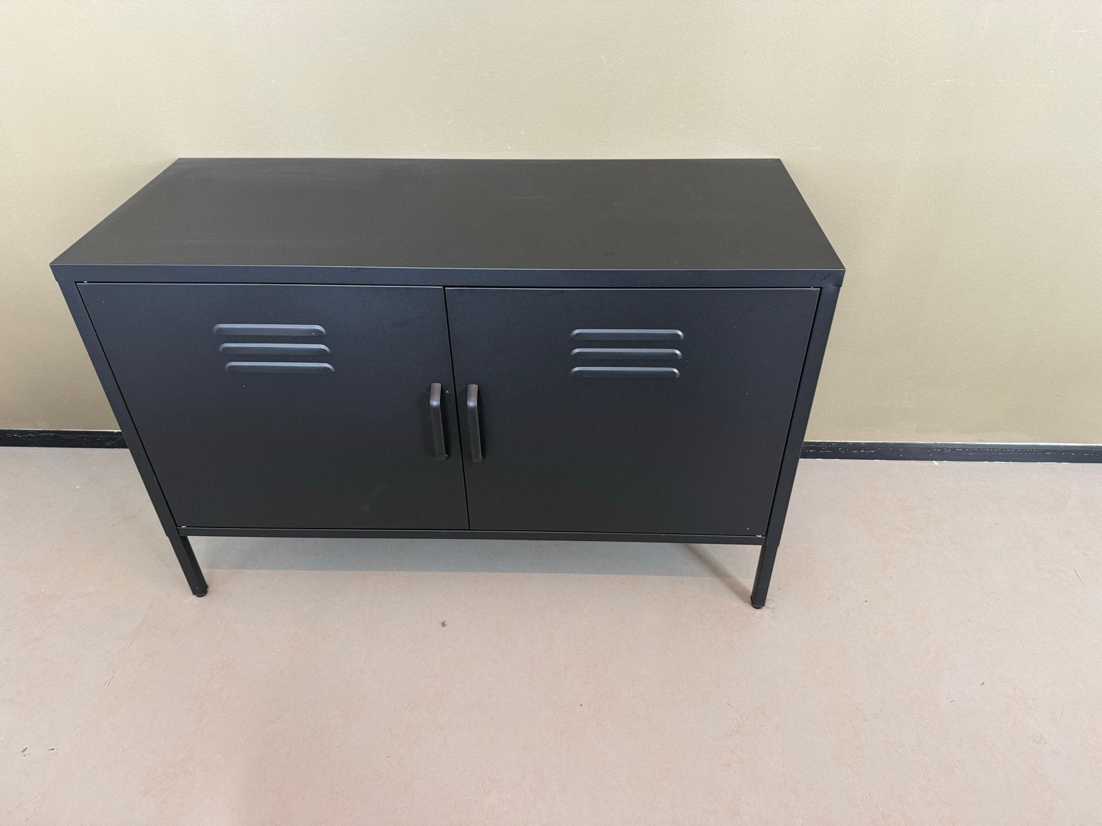 Zwart metalen kastje met 2 deuren ikea, Huis en Inrichting, Kasten | Overige, Ophalen, Gebruikt