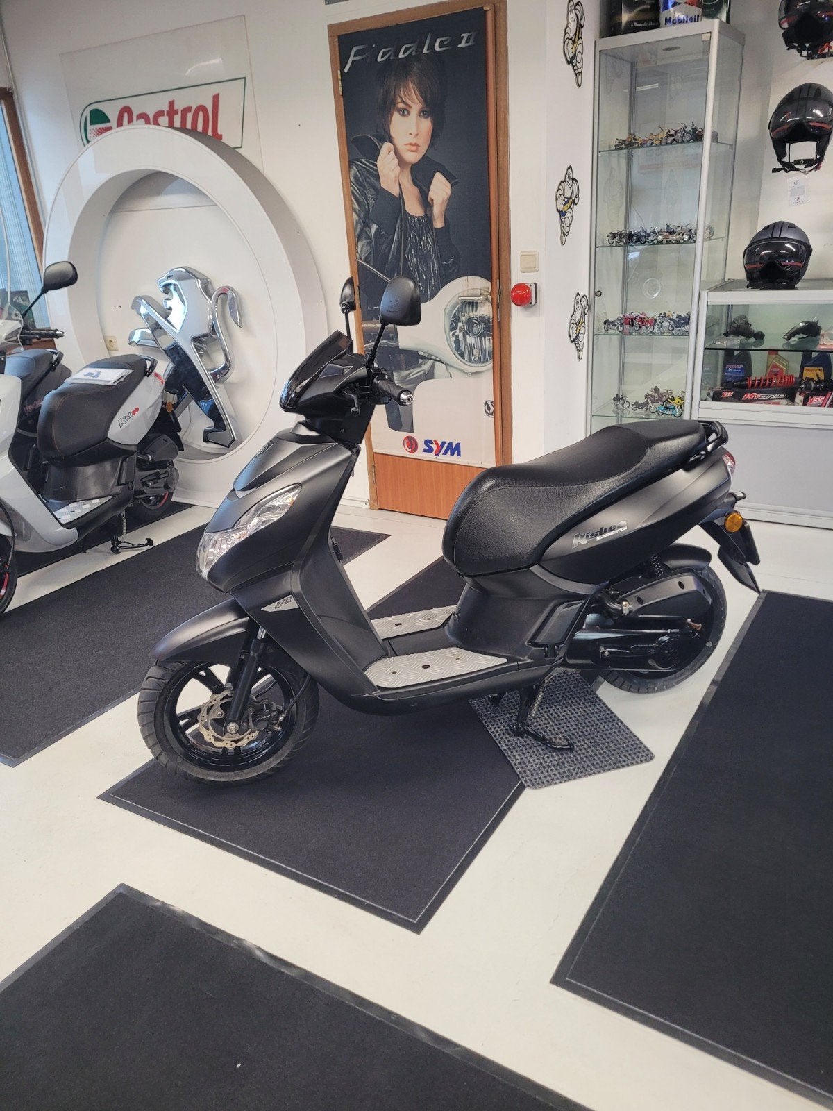 Peugeot kisbee Black edition AANBIEDING!, Overige modellen, Maximaal 45 km/u, Zo goed als nieuw, Benzine