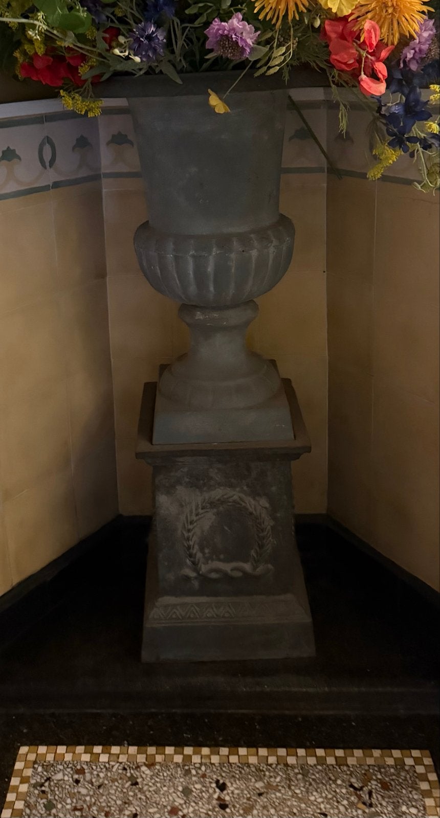Decoratieve gietijzeren vaas en sokkel, Ophalen of Verzenden