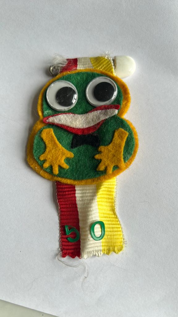 Vintage handgemaakte Oeteldonkse carnavalsspeld, Verzamelen, Speldjes, Pins en Buttons, Ophalen of Verzenden, Gebruikt, Overige onderwerpen