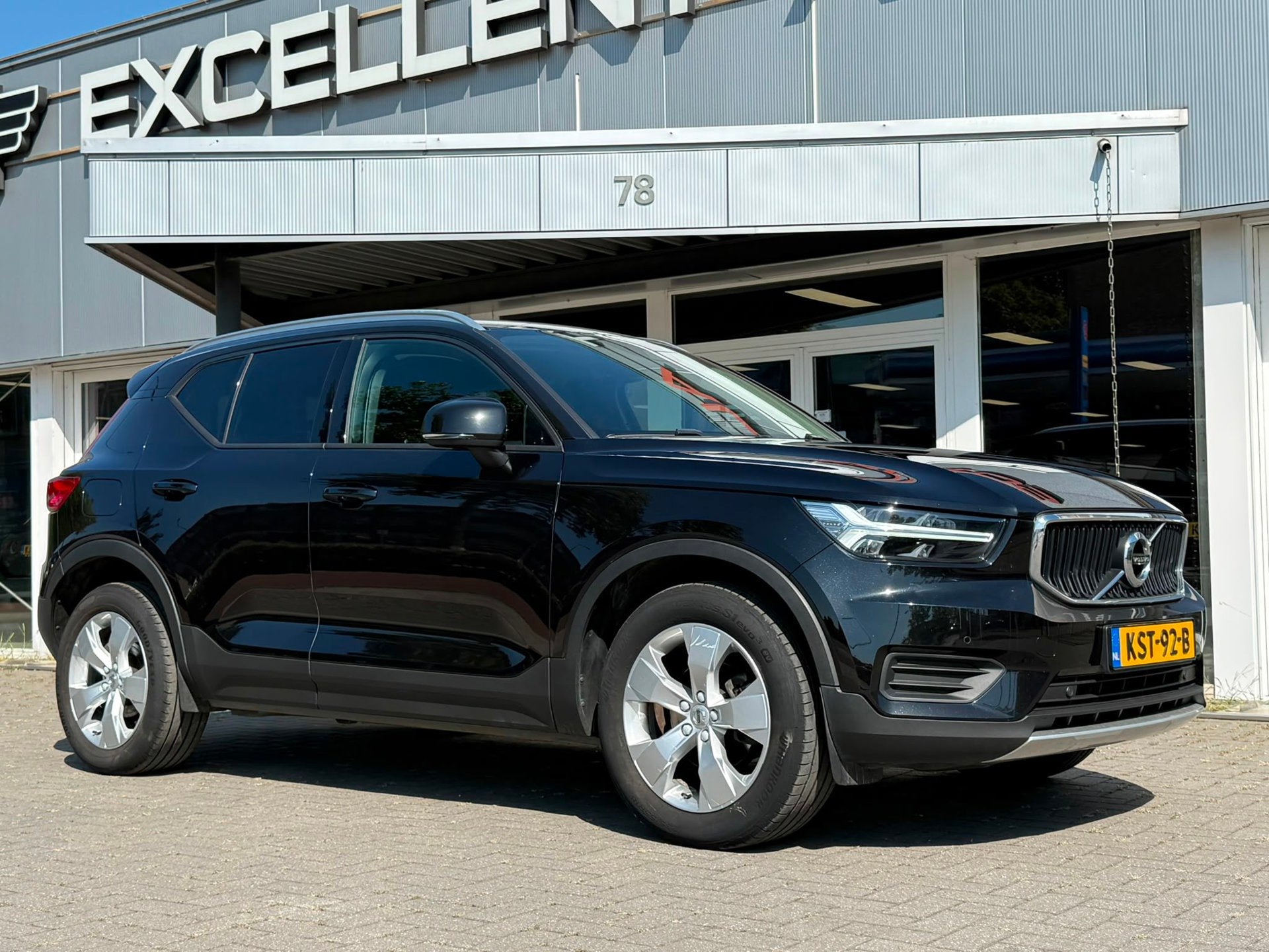 Volvo XC40 1.5 T2 Momentum Business|Camera|Keyless, Auto's, Dealer onderhouden, Gebruikt, Zwart, 129 pk